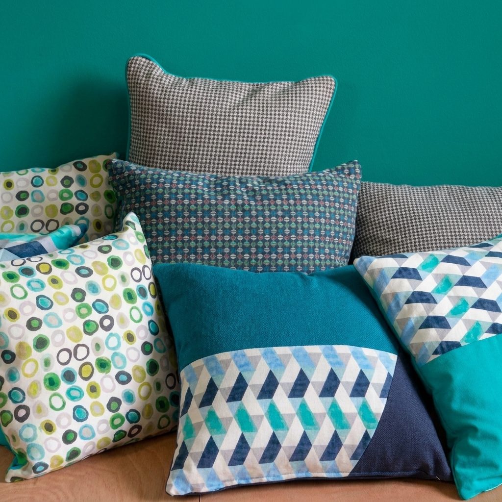 Coussins à motifs géométriques bleus et verts