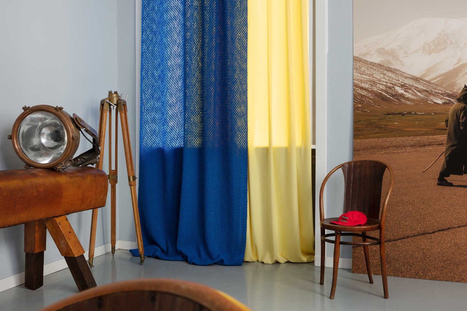 Christian Fischbacher, Drei Berge : rideaux bleu roi et jaune citron dans une pièce gris perle