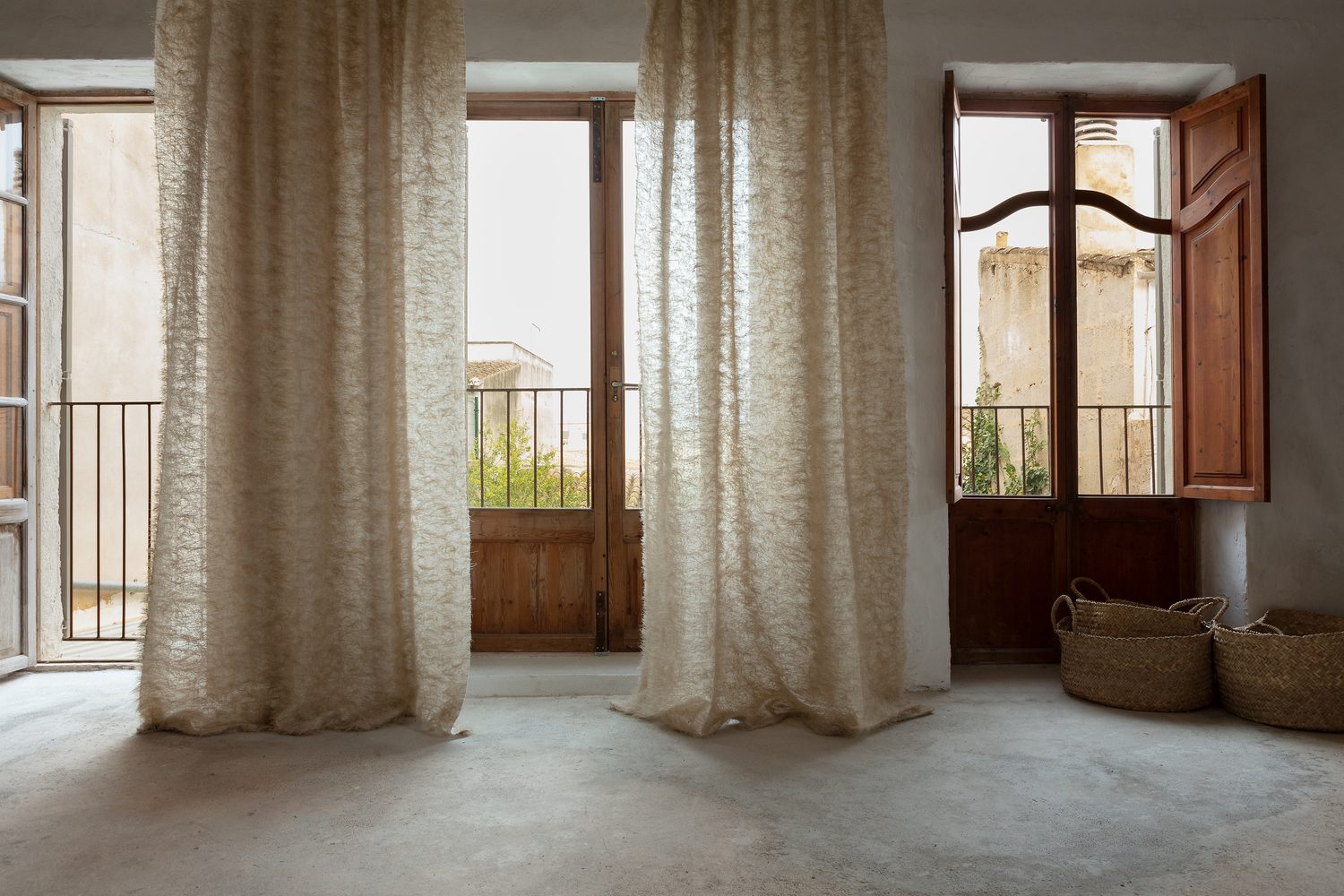 Christian Fischbacher, Ancient Memories : voilages en lin écru devant des portes-fenêtres