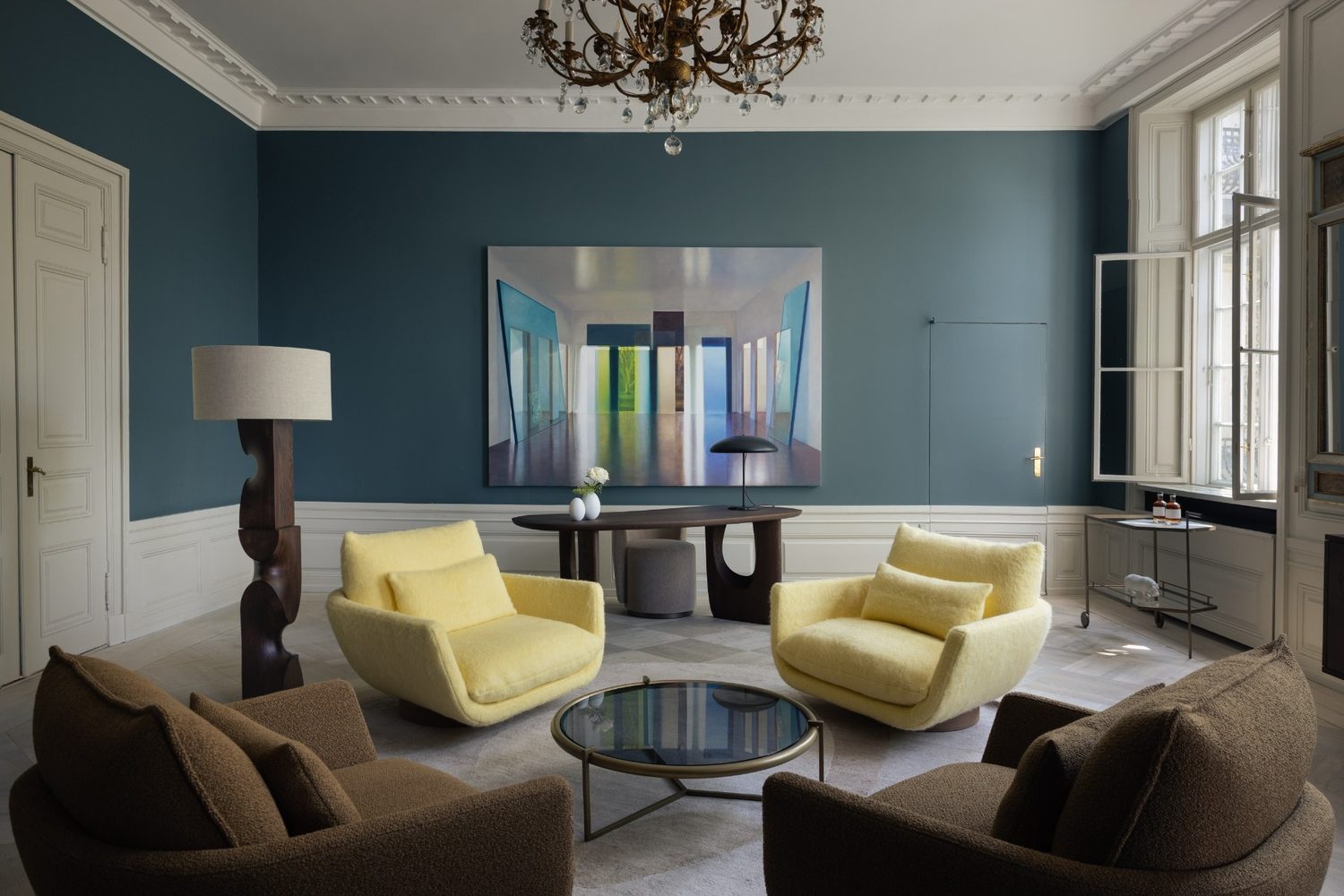 Dominique Kieffer : salon aux murs bleu pétrole, fauteuils jaune pâle et canapés brun chocolat
