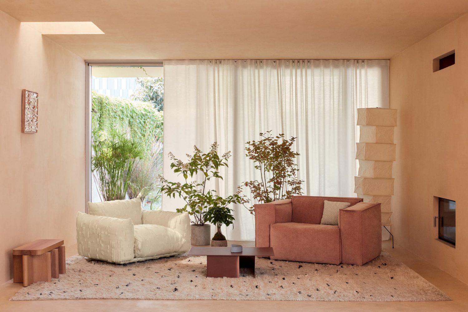 Dominique Kieffer : pièce terracotta rosé aux voilages blancs, fauteuils crème et vieux rose