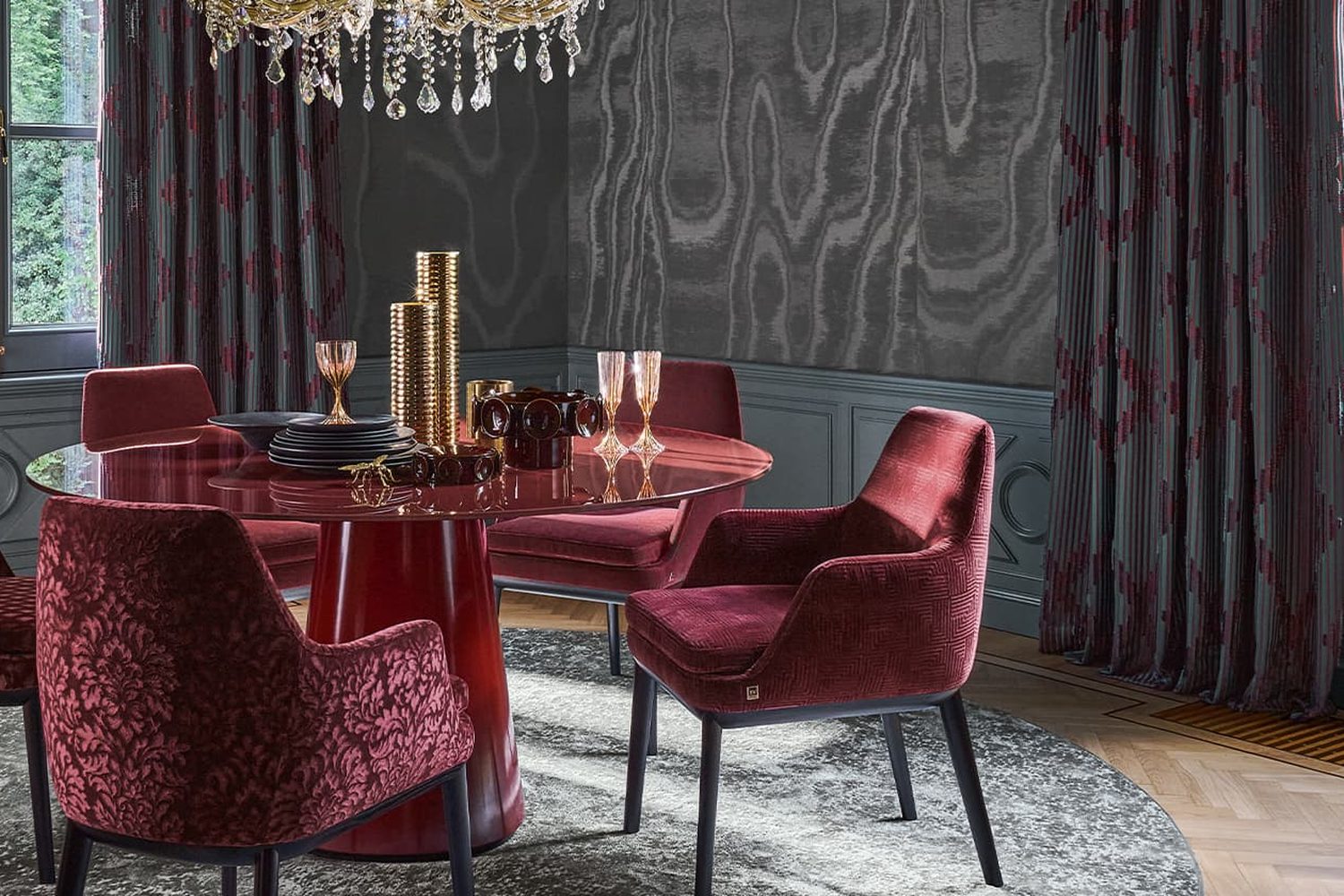 Jab, Vanity Velvets : chaises de velours bordeaux autour d’une table laquée, rideaux assortis