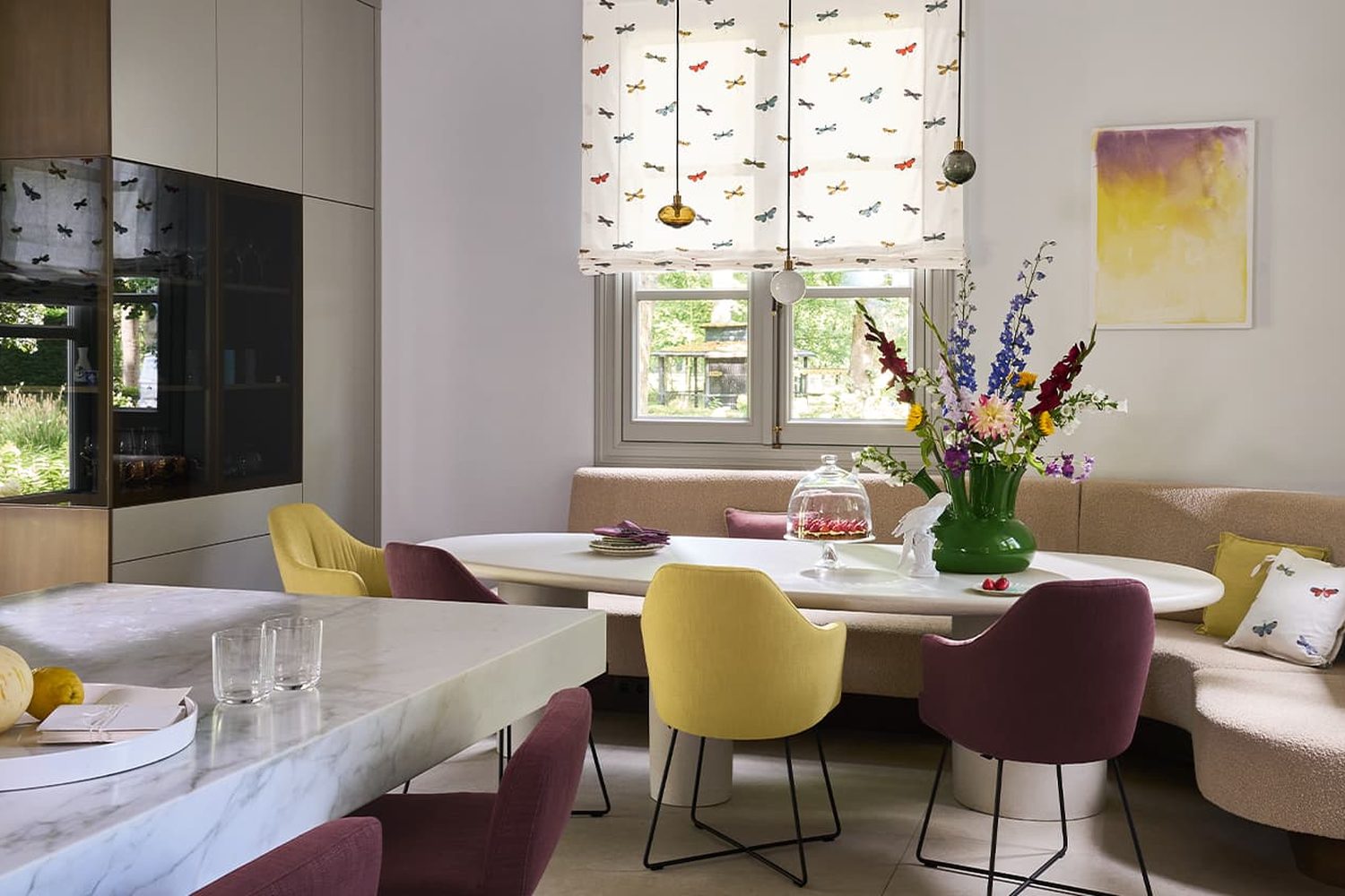 Jab, Floral Fantasies : cuisine blanche aux stores imprimés de libellules, chaises moutarde et prune