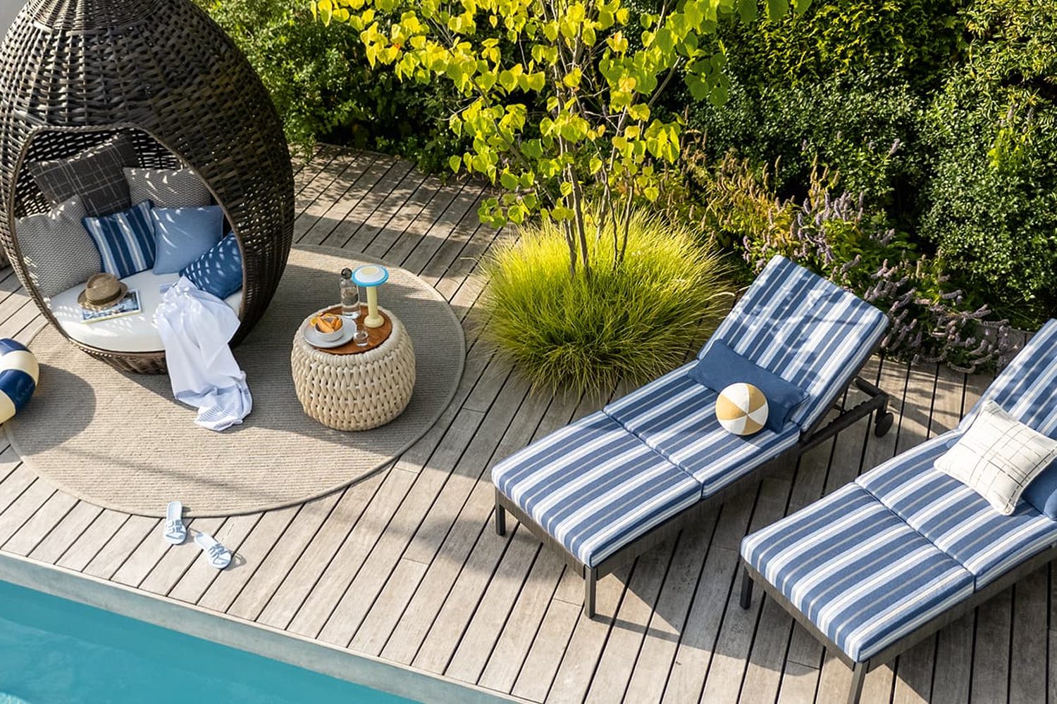Jab, Malibu Indoor & Outdoor : bains de soleil à rayures marine et blanches au bord d’une piscine