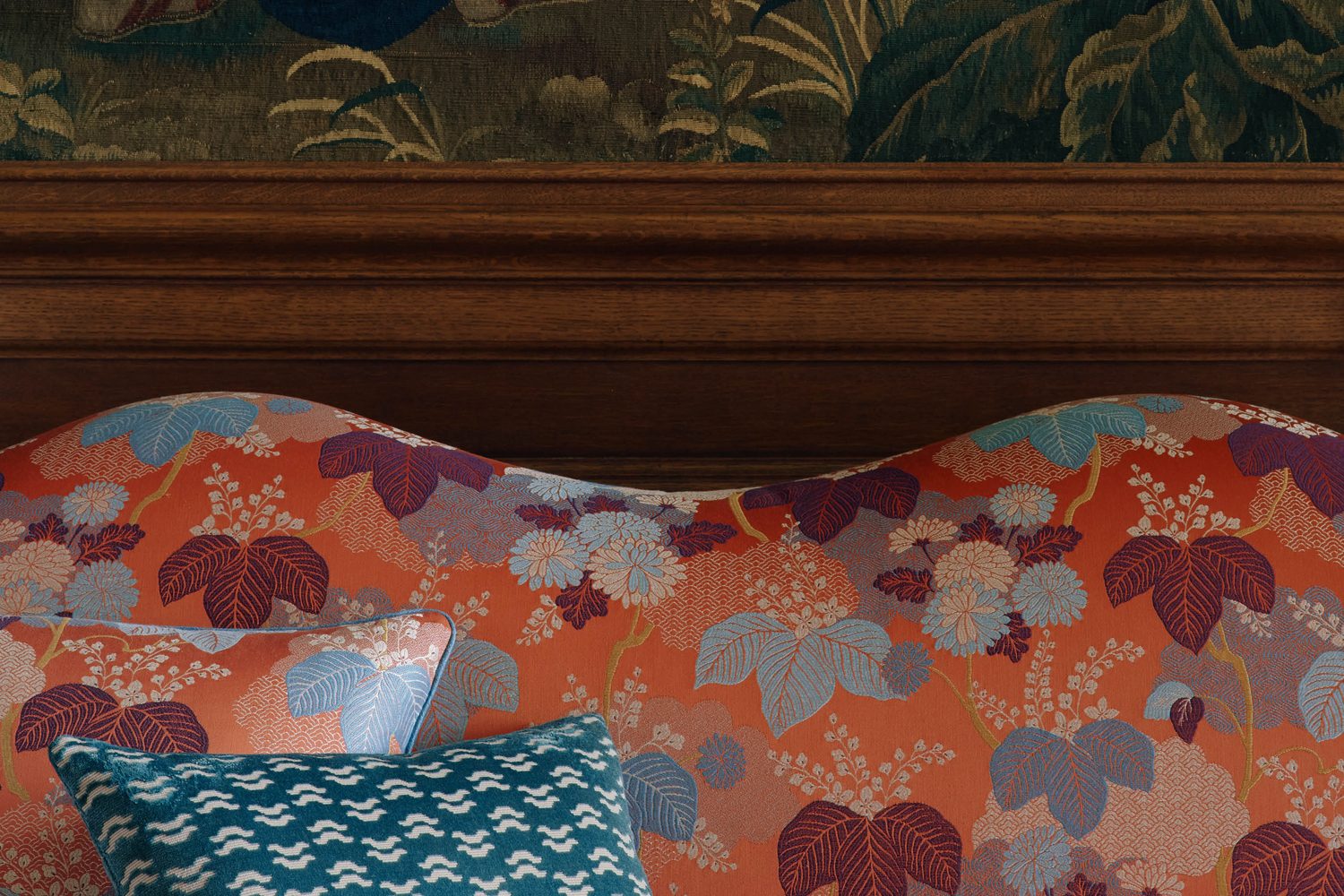 Manuel Canovas, Ondine : tête de lit en tissu à feuillages corail et prune, coussin bleu canard