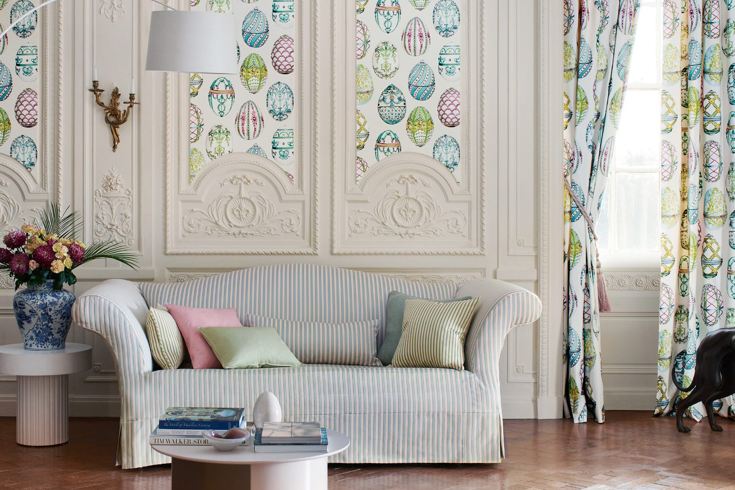 Manuel Canovas, Castellane : salon blanc aux boiseries sculptées, canapé rayé et coussins pastel