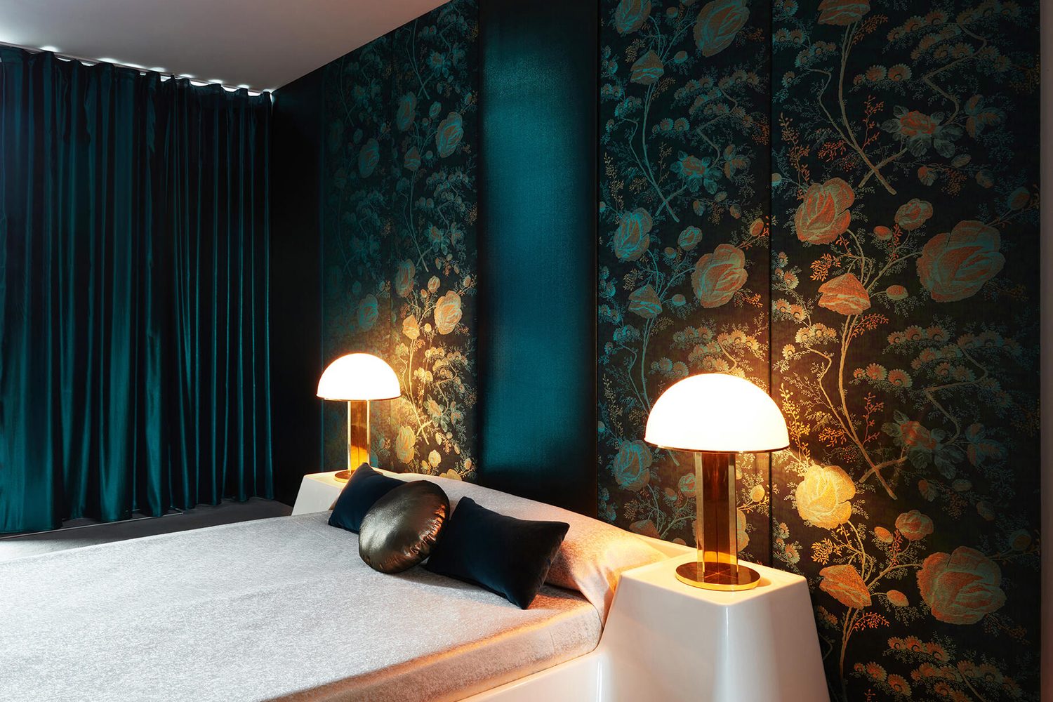 Métaphores, Moonlight : chambre aux rideaux de velours bleu canard et panneaux fleuris sombres