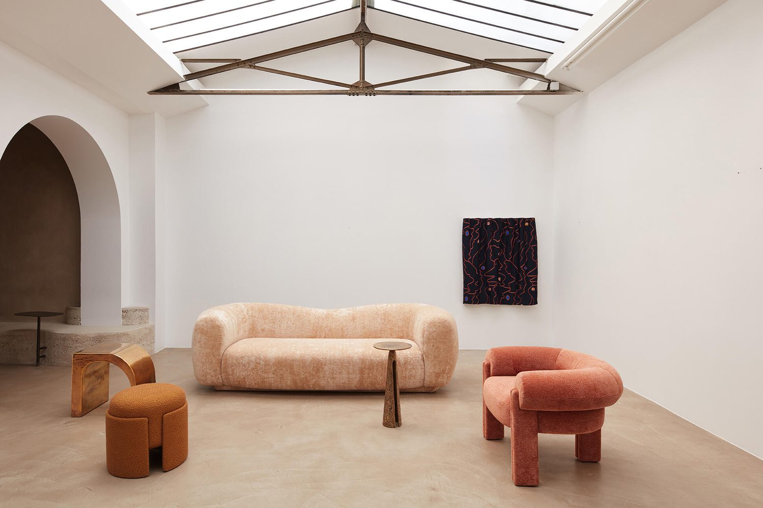 Métaphores, Craft Galerie : canapé et fauteuils en velours pêche dans une pièce blanche
