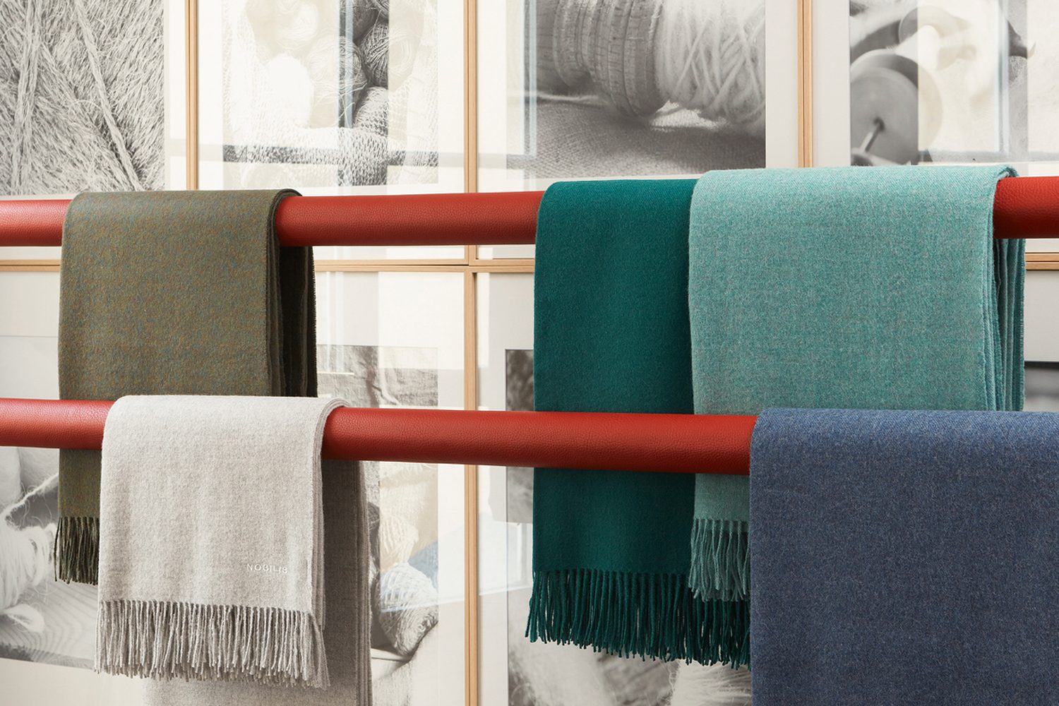 Nobilis : plaids vert olive, gris, bleu canard et bleu jean sur des barres rouges