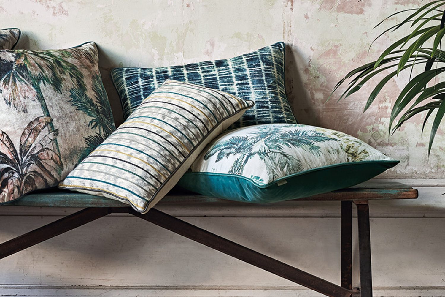 Romo, Japura : coussins à motifs de feuillages posés sur un banc