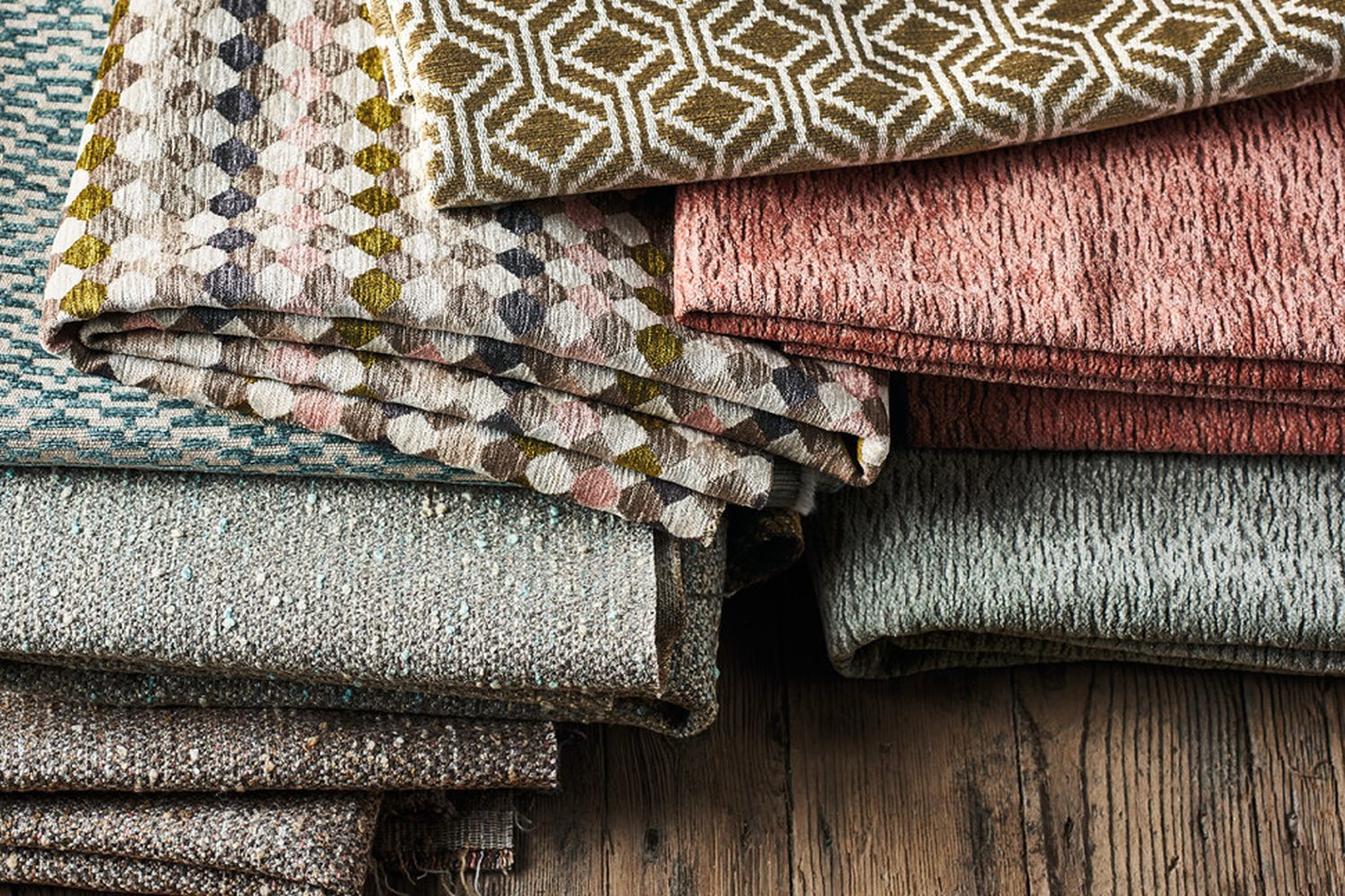 Romo, Arlyn : pile de tissus tissés à motifs géométriques
