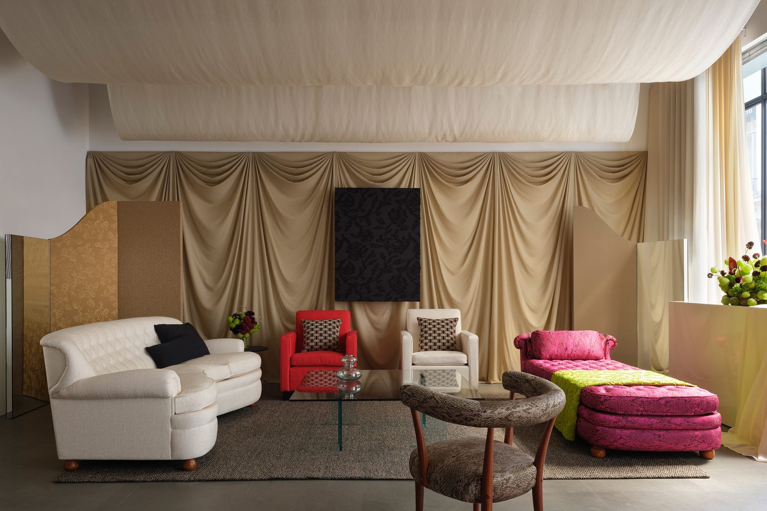 Sahco : drapés sable, canapé blanc, fauteuil rouge et méridienne fuchsia