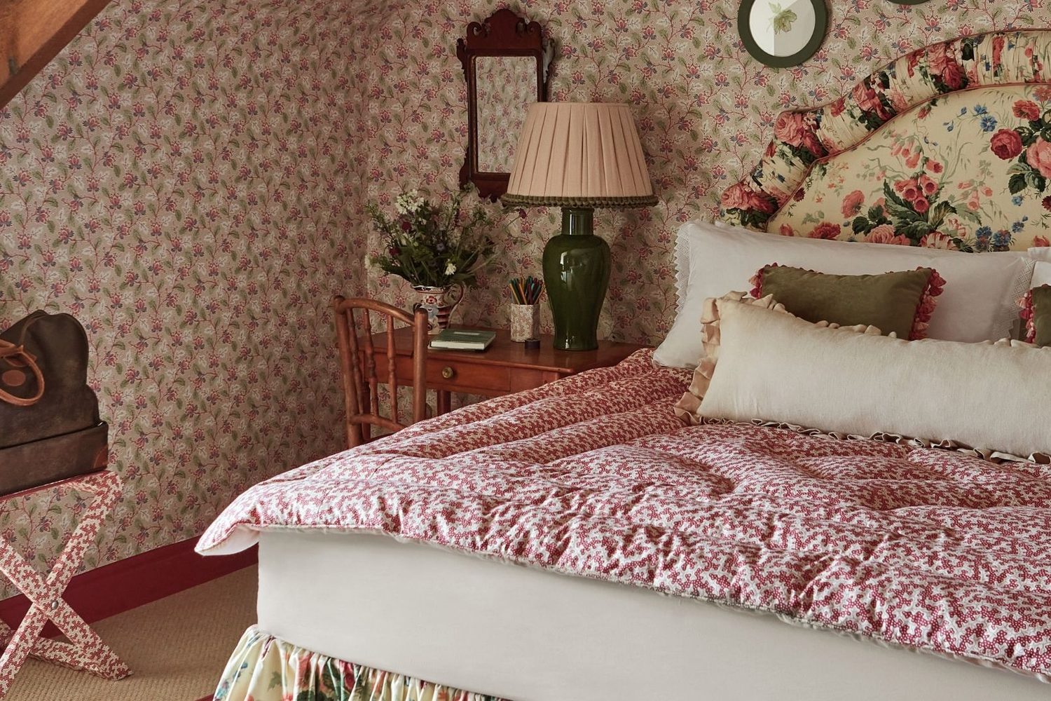 Sanderson : chambre au lit fleuri rose et rouge, murs à petits motifs