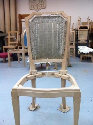 Réfection d’une chaise : assise mise à nu