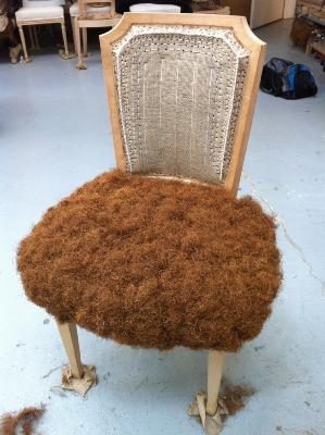 Réfection d’une chaise : garniture en crin
