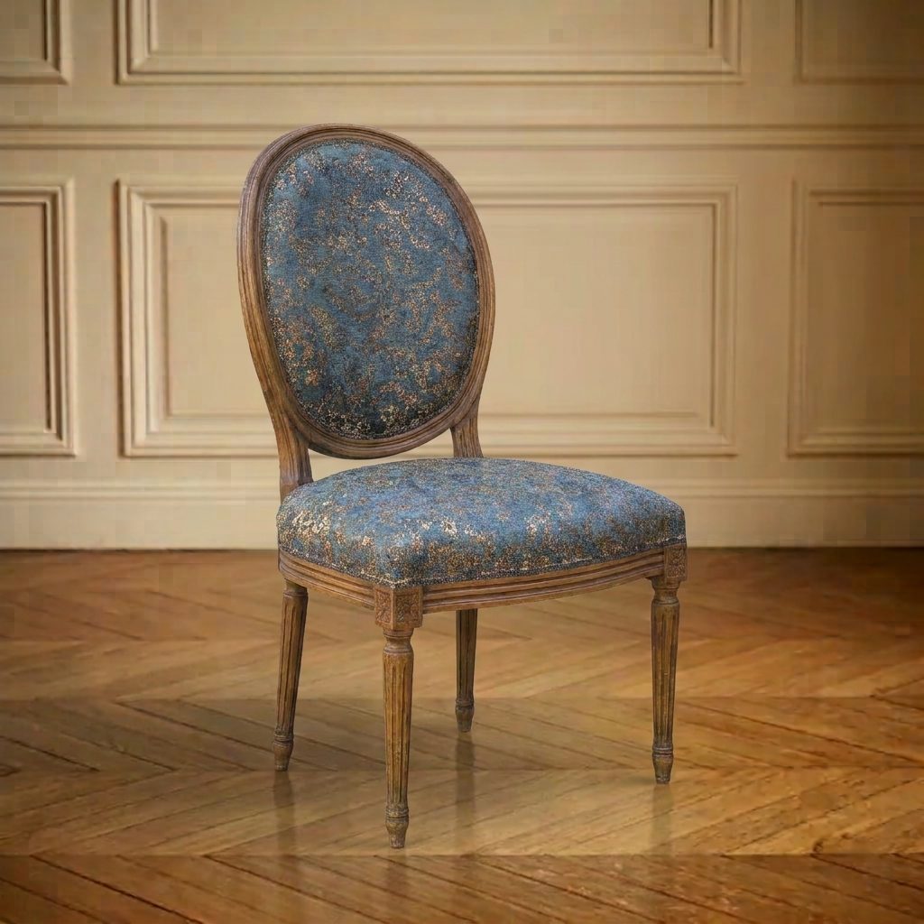 Chaise médaillon recouverte d’un tissu bleu moucheté d’or