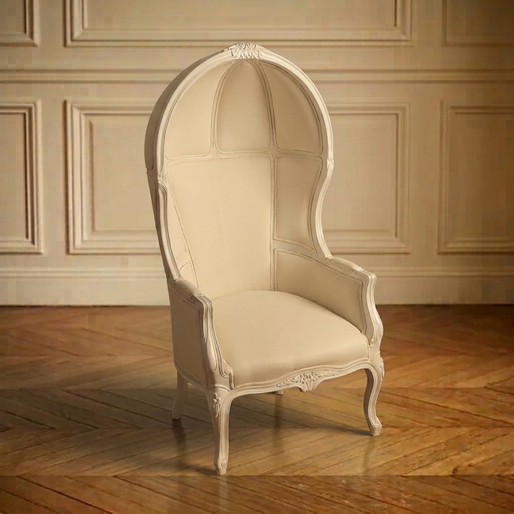 Fauteuil guérite à haut dossier en capote, bois crème, recouvert d’un tissu écru