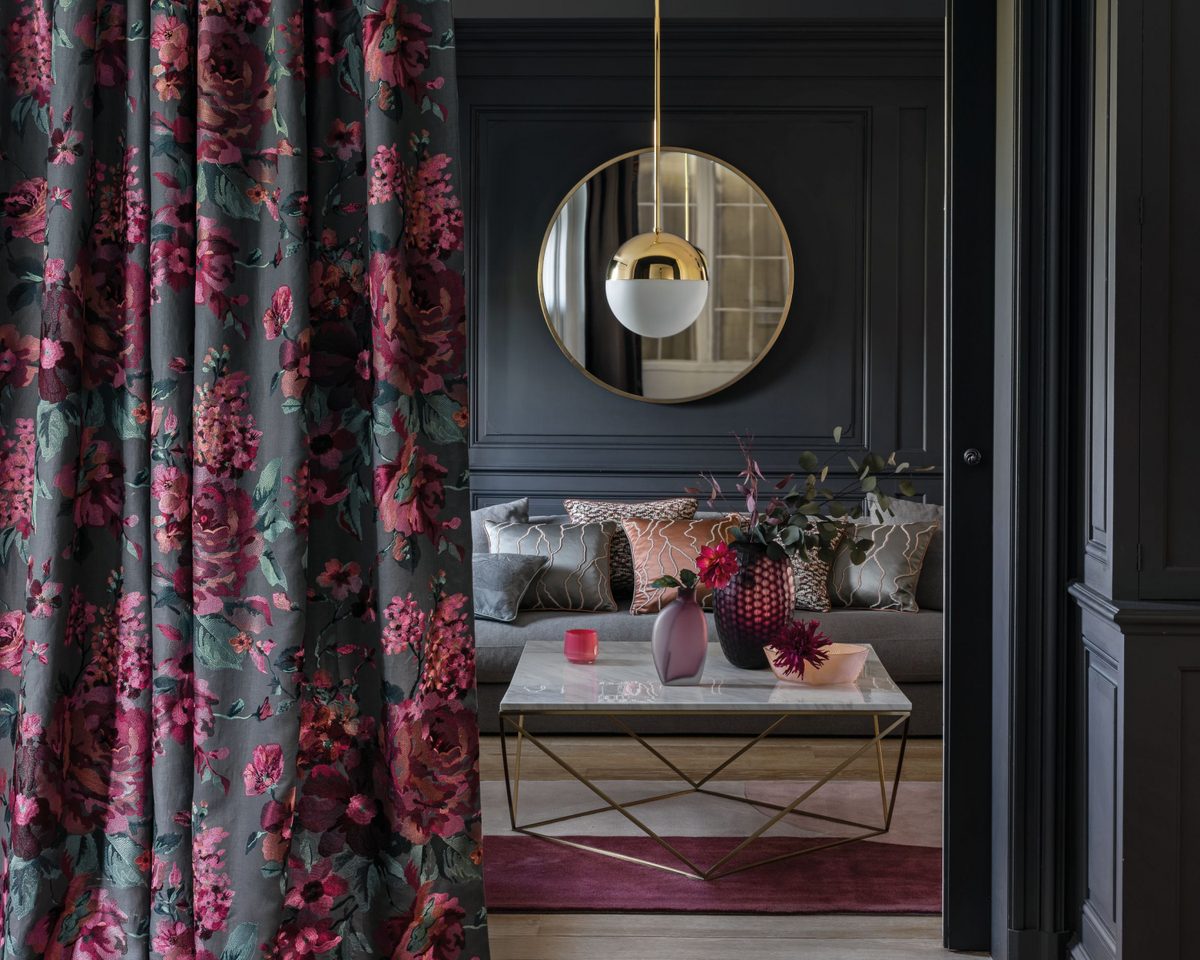 Rideaux à fleurs dans un salon aux boiseries sombres