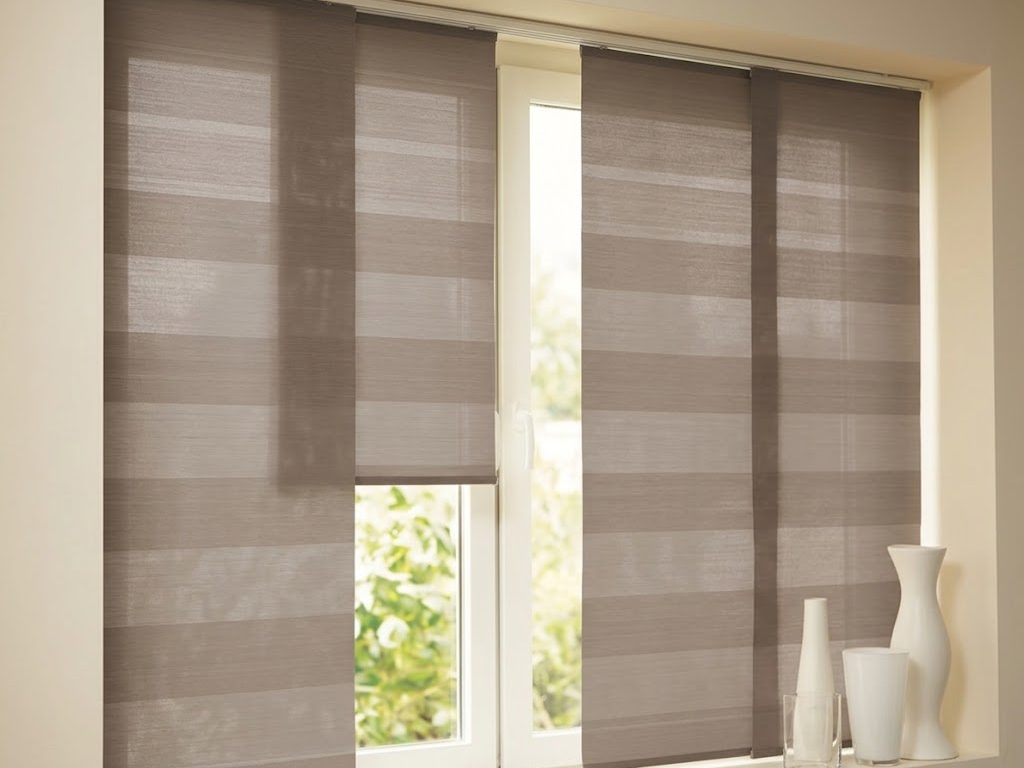 Panneaux japonais en toile taupe devant une fenêtre