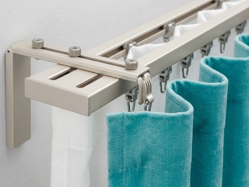 Tringle plate, rideau turquoise à plis Waves et voilage blanc